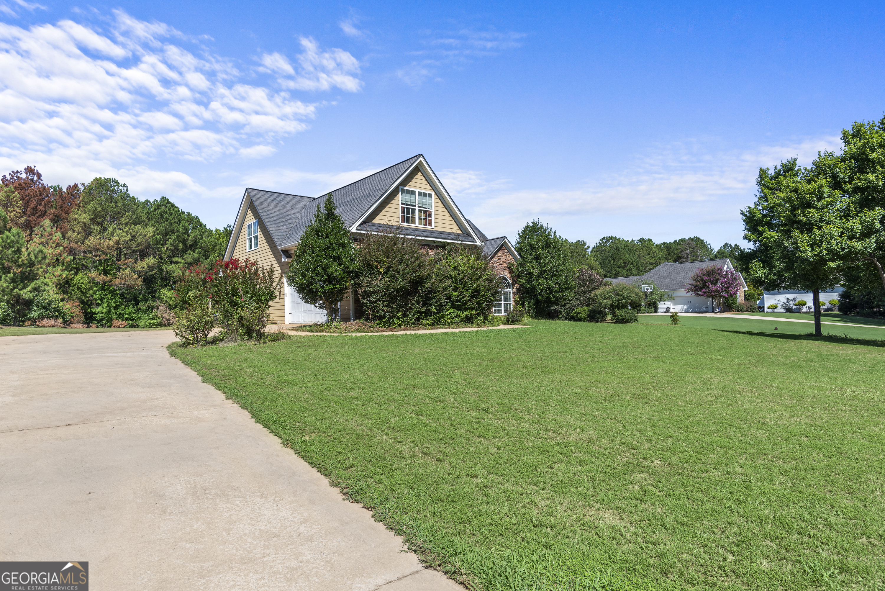 1141 Whispering Lakes Trail Madison, GA 30650 - Photo 32 of 40 a front view of a house with garden