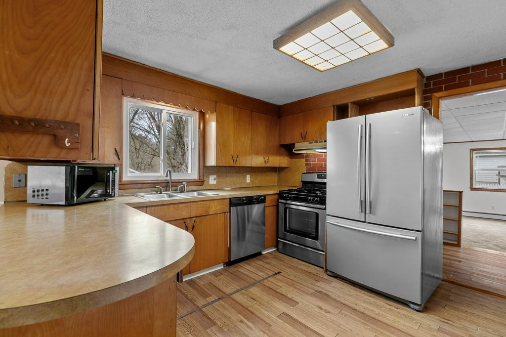 28 Blackrock Road Coventry, RI 02816 - Photo 7 of 34