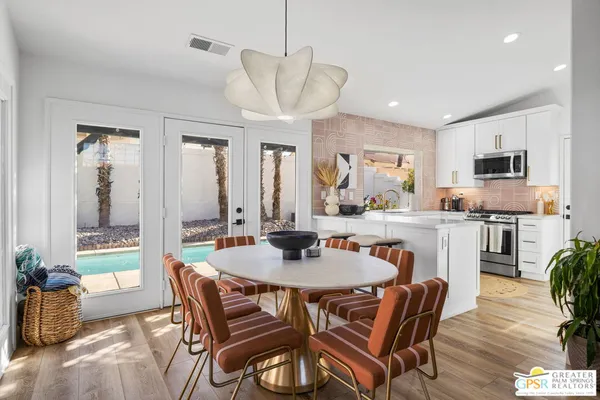 a view of entryway with outdoor seating