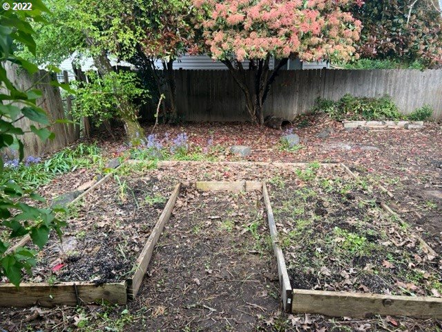 88148 5th Street Veneta, OR 97487 - Photo 4 of 20 a backyard of a house with lots of green space