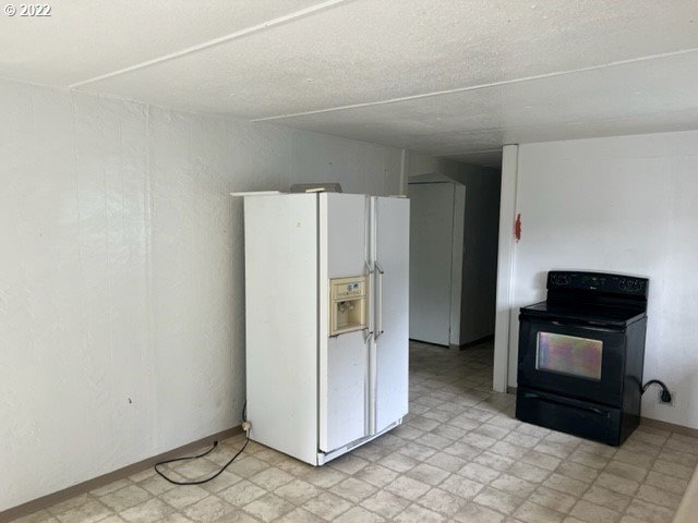 88148 5th Street Veneta, OR 97487 - Photo 10 of 20 a kitchen with a refrigerator and microwave