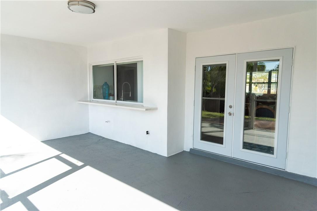 5104 West Park Road Hollywood, FL 33021 - Photo 31 of 37 an empty room with windows