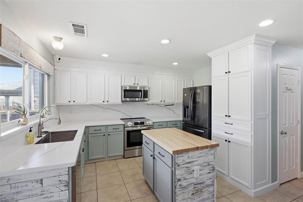 14037 Fontana Road Fort Worth, TX 76262 - Photo 7 of 40
