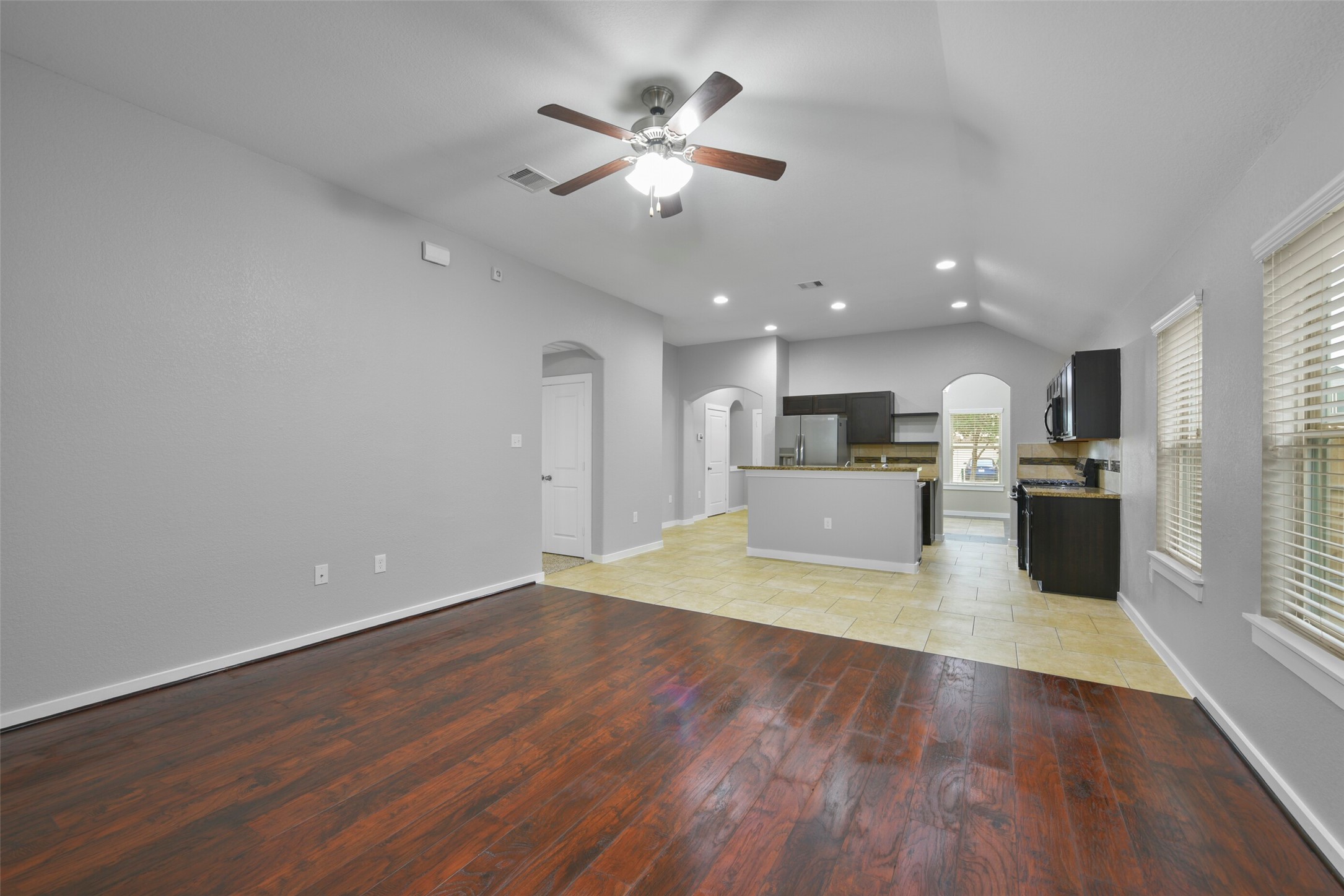 6911 Rosemont Court Rosharon, TX 77583 - Photo 2 of 39