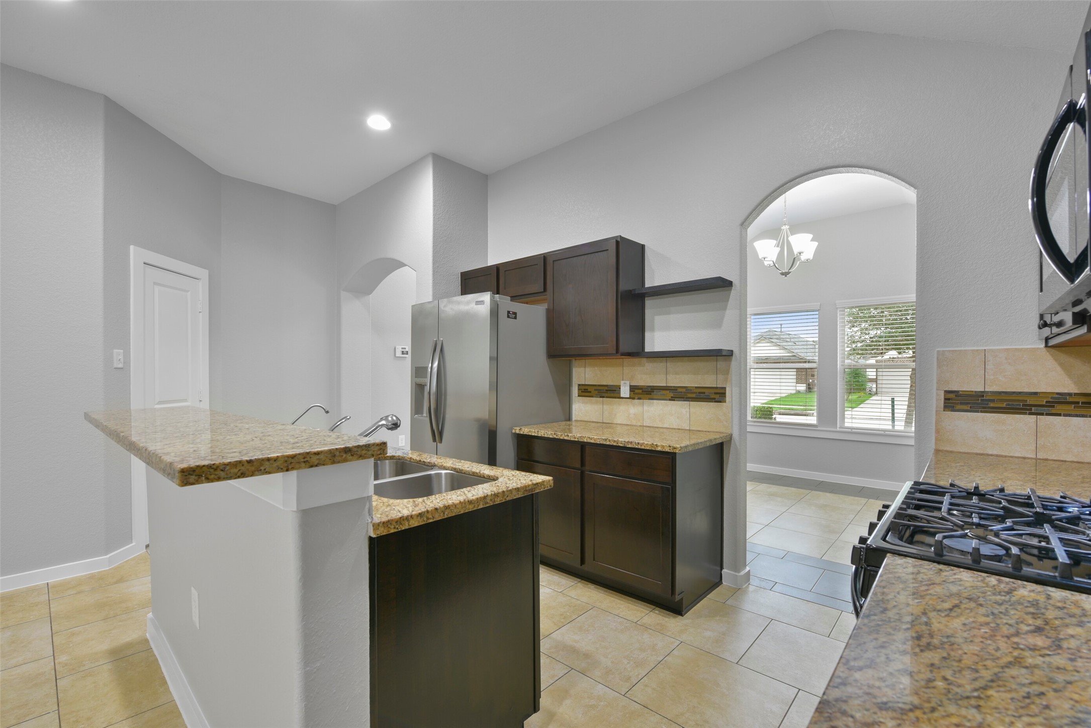 6911 Rosemont Court Rosharon, TX 77583 - Photo 3 of 39