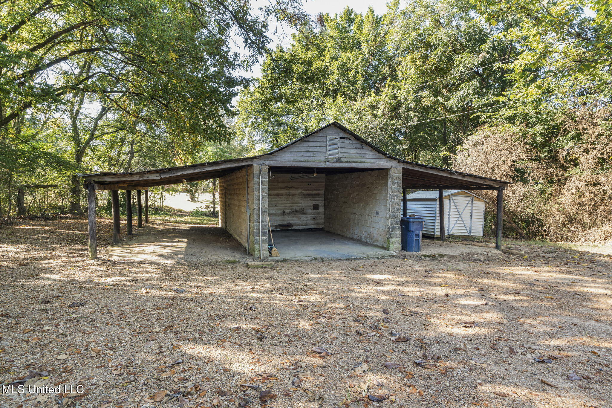 5916 Smith Road Coldwater, MS 38618 - Photo 35 of 47 Detached Garage