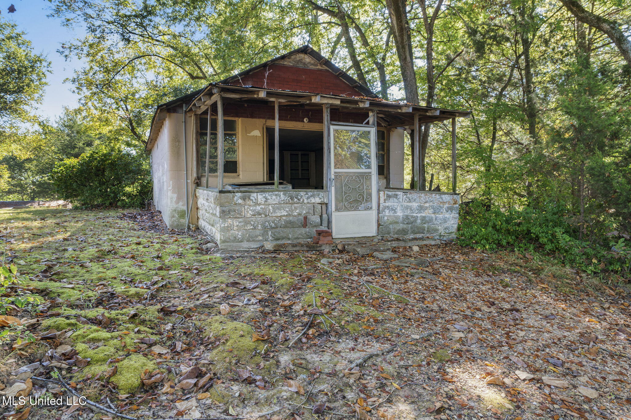 5916 Smith Road Coldwater, MS 38618 - Photo 36 of 47 Storage Building