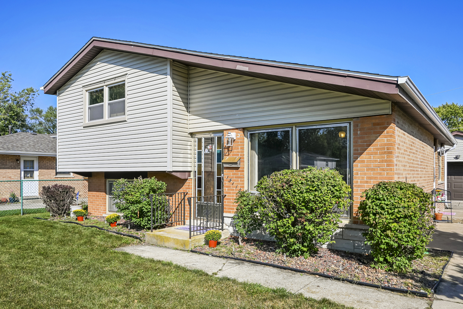15115 Springfield Avenue Midlothian, IL 60445 - Photo 1 of 18 a front view of a house with a yard