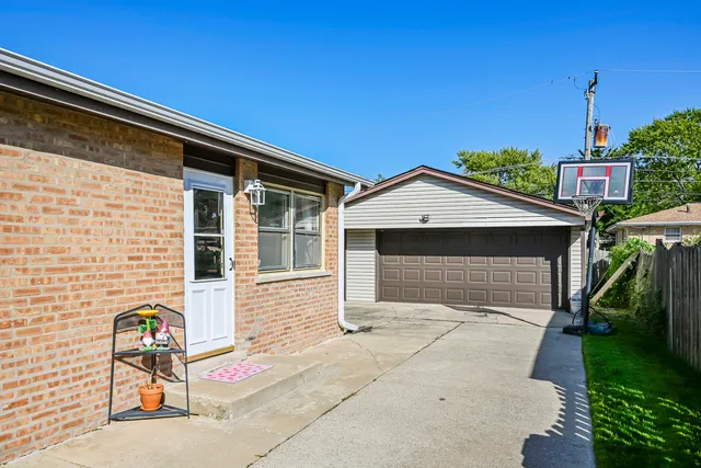 $284,900 | 15115 Springfield Avenue, Midlothian, IL 60445