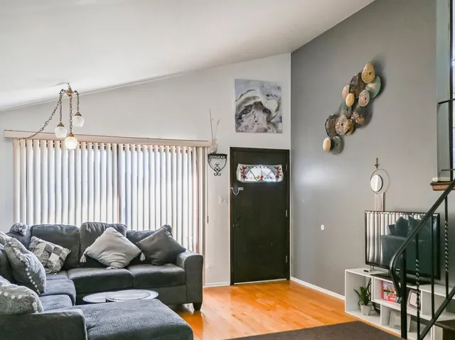 $284,900 | 15115 Springfield Avenue, Midlothian, IL 60445