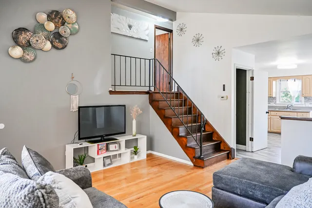 $284,900 | 15115 Springfield Avenue, Midlothian, IL 60445