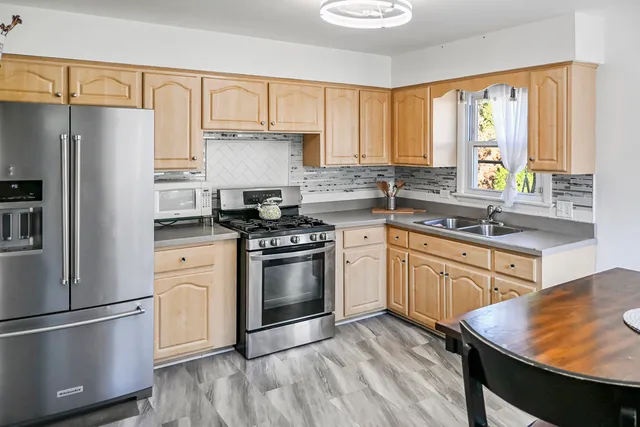 $284,900 | 15115 Springfield Avenue, Midlothian, IL 60445