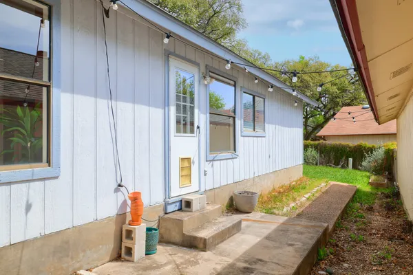 a view of a back yard of the house