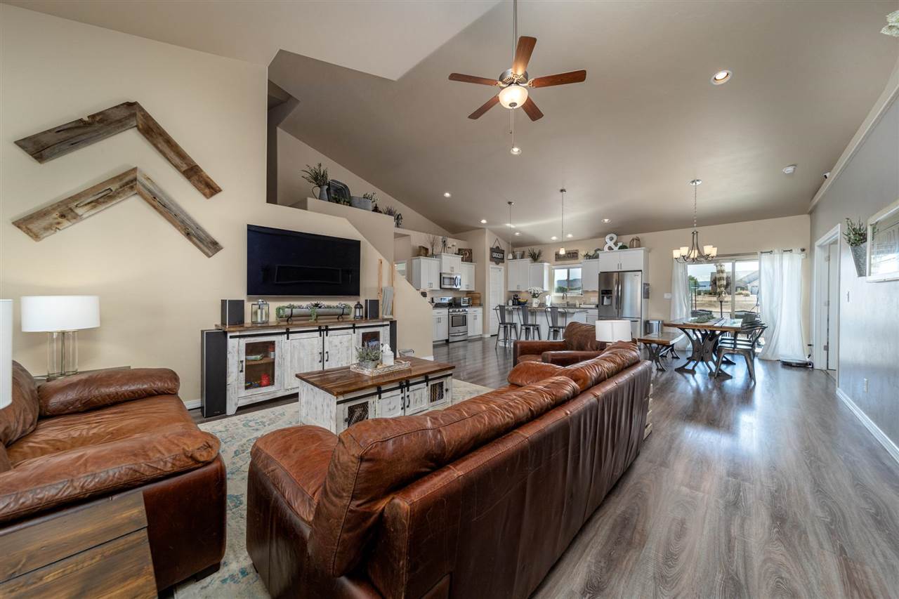 1554 17 Road Loma, CO 81524 - Photo 4 of 16 a living room with furniture and a flat screen tv
