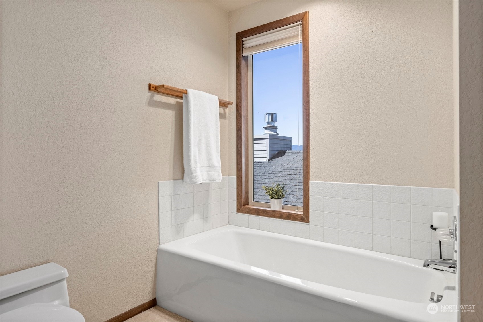 623 Briar Road Bellingham, WA 98225 - Photo 31 of 40 a bathroom with a bathtub and a toilet