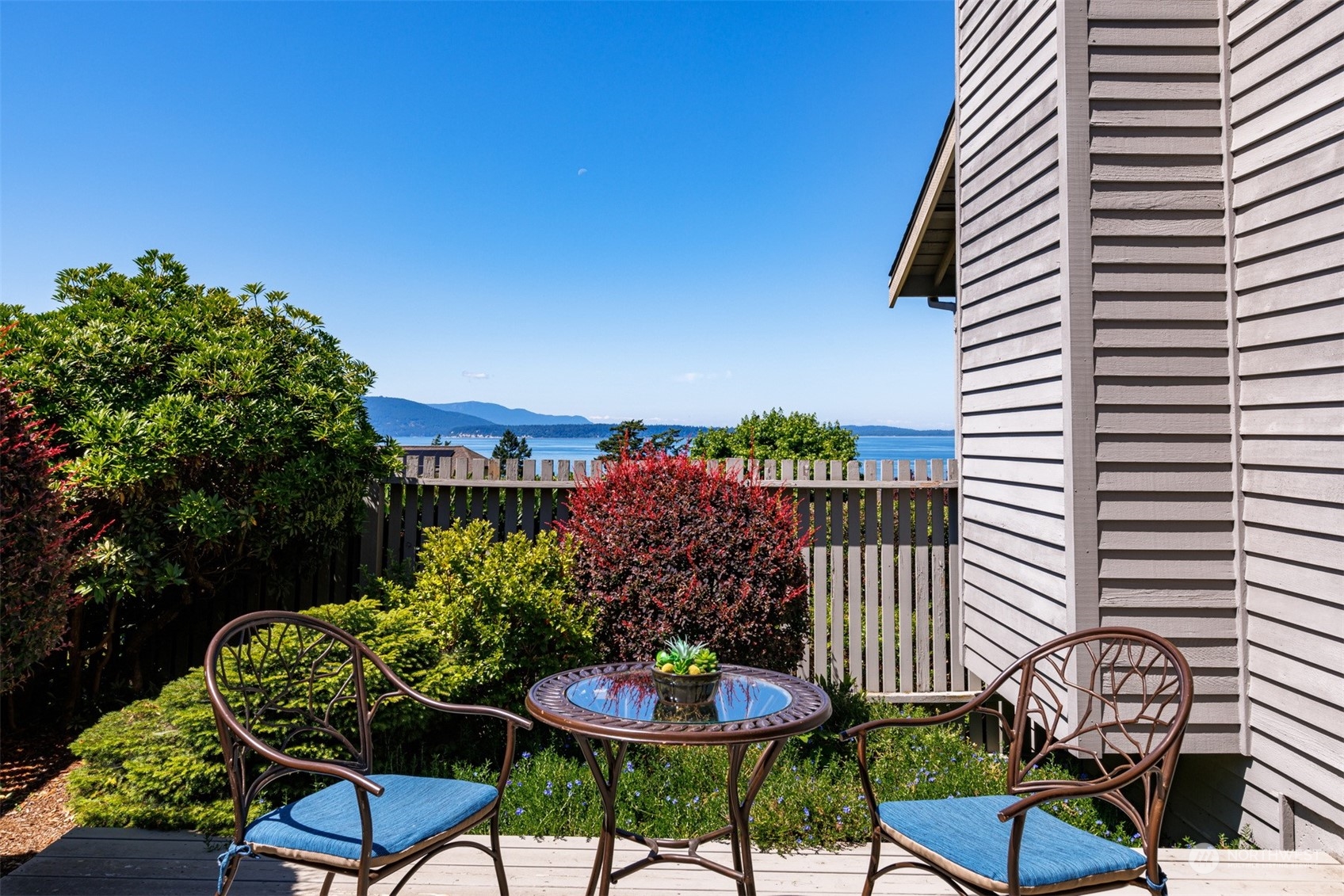 623 Briar Road Bellingham, WA 98225 - Photo 4 of 40 a view of a chairs and table in a patio