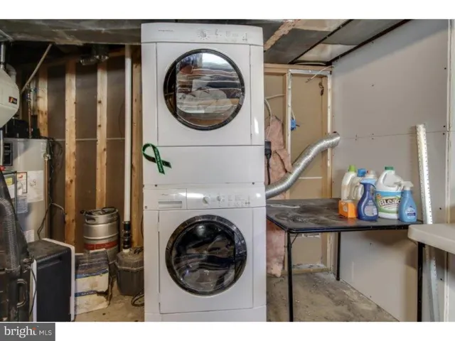 a view of a livingroom with washer and dryer