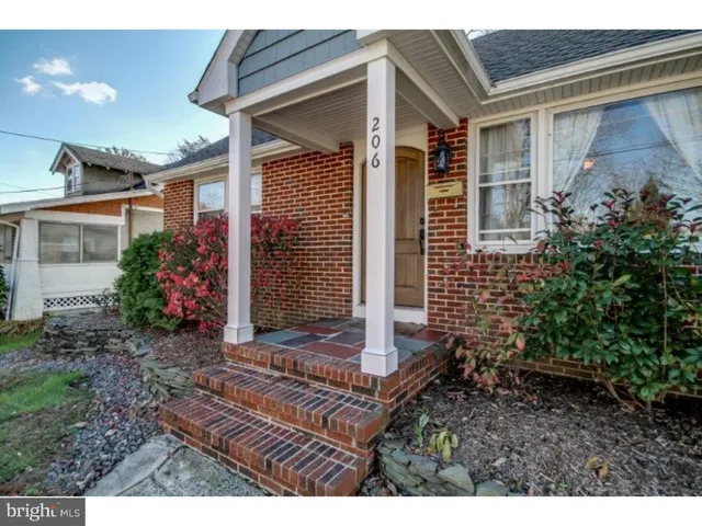 a view of a house with backyard and garden