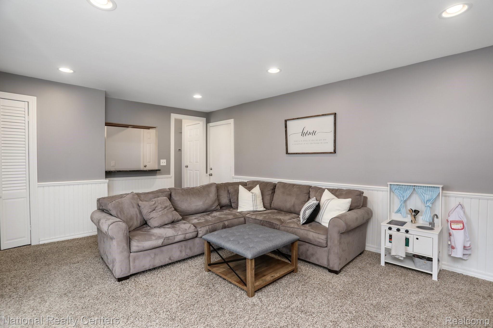 24446 Jamestowne Road Novi, MI 48375 - Photo 11 of 34 19-web-or-mls-24446 Jamestowne Road Novi0018.jpg