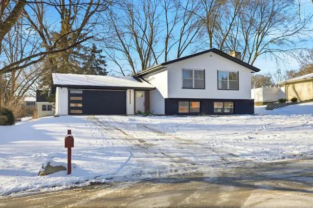 $560,000 | 48 Starling Lane, Naperville, IL 60565