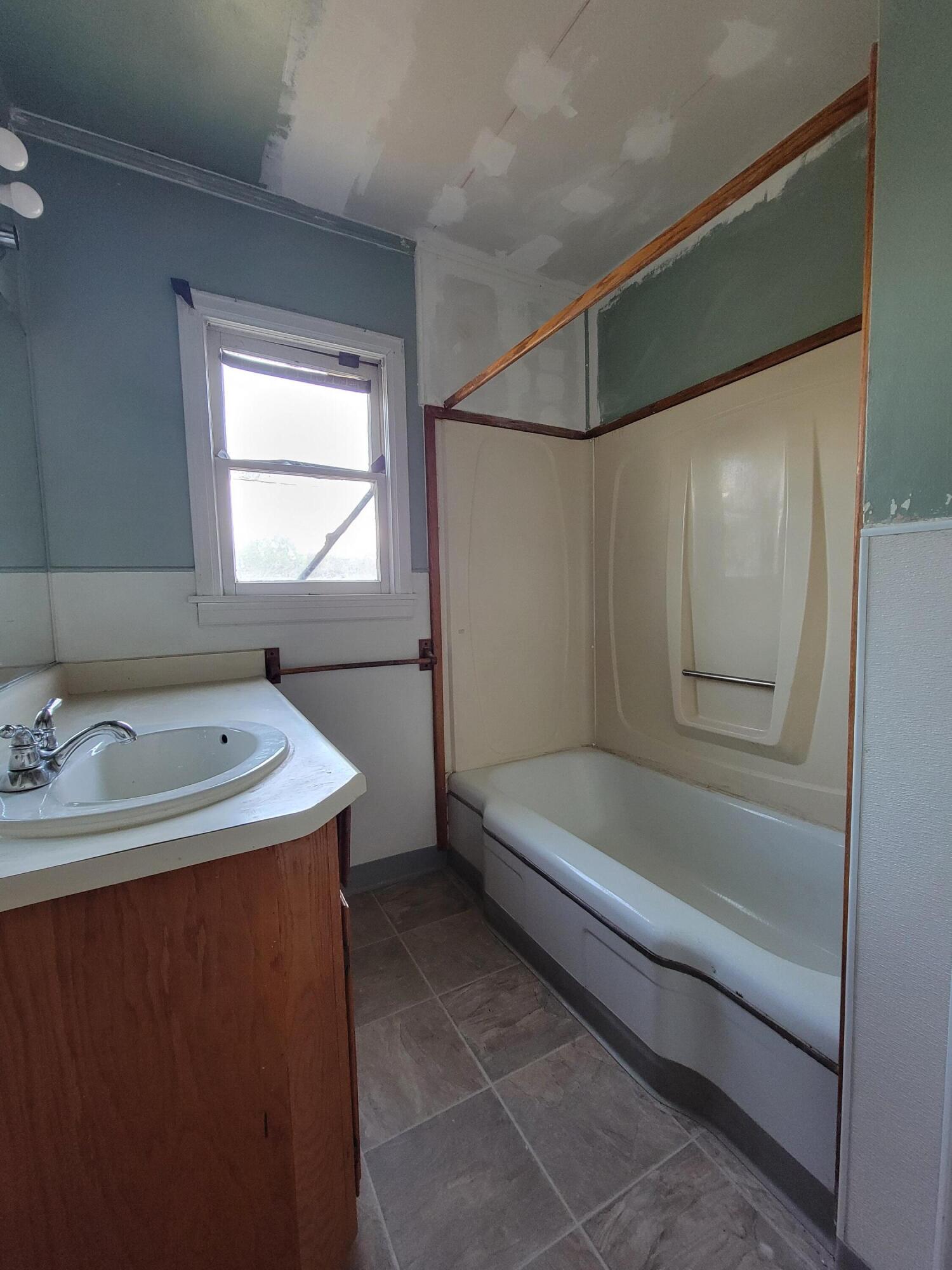 3940 Riverside Avenue Anderson, CA 96007 - Photo 11 of 15 Bath