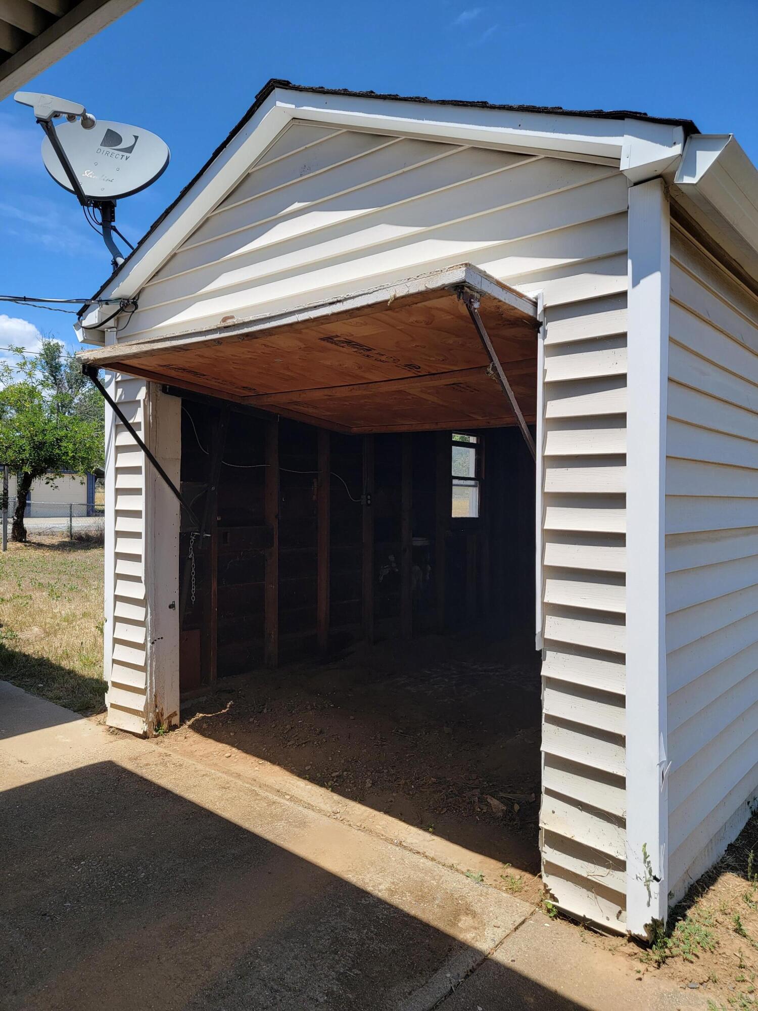 3940 Riverside Avenue Anderson, CA 96007 - Photo 15 of 15 Garage