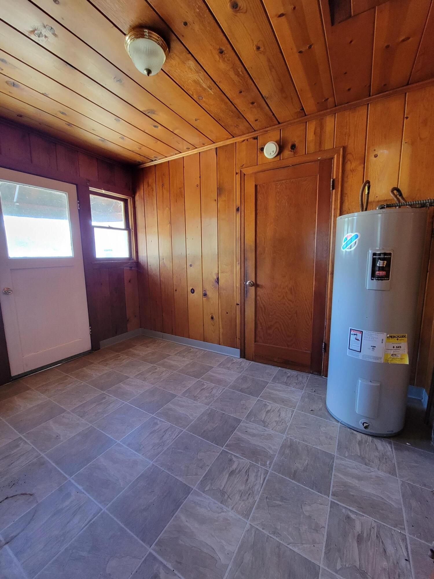 3940 Riverside Avenue Anderson, CA 96007 - Photo 9 of 15 Mudroom