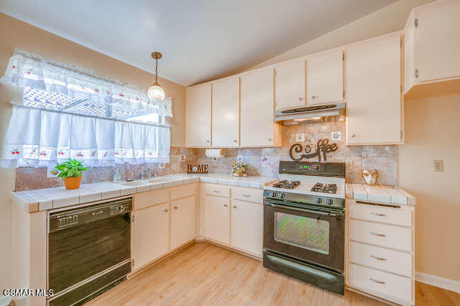 14443 East Rutger Circle Moorpark, CA 93021 - Photo 9 of 20 14443 E Rutger Cir Moorpark CA-small-010