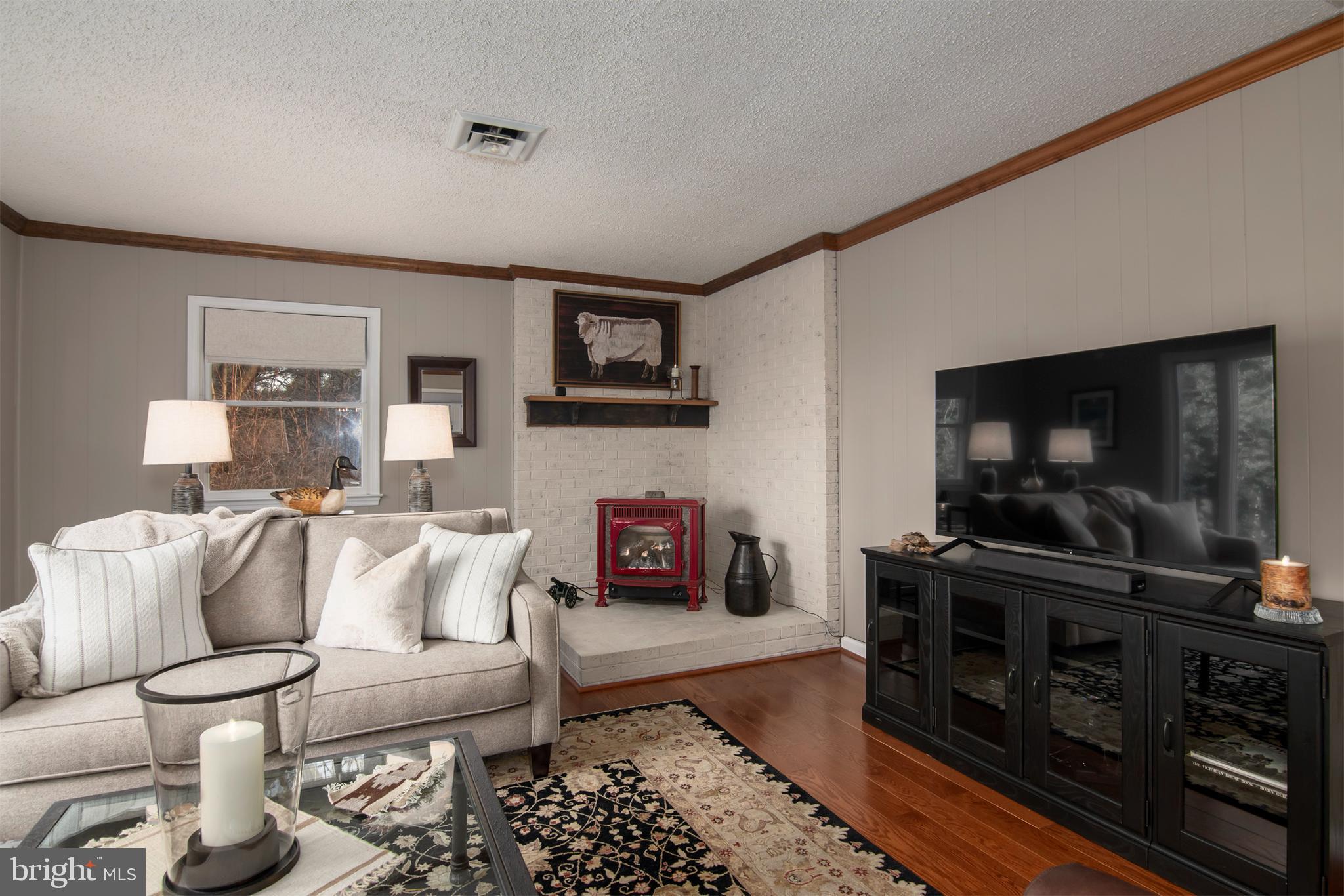 5529 Whitehall Road Cambridge, MD 21613 - Photo 20 of 41 a living room with furniture and a flat screen tv