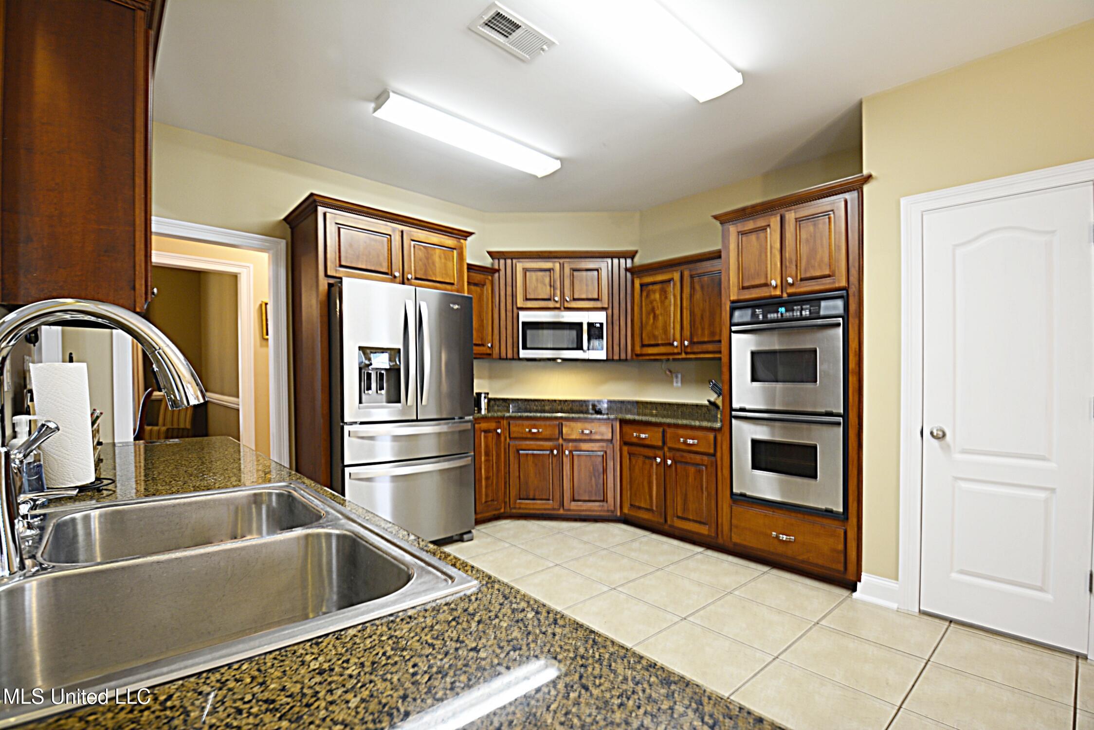 4051 Misty Oaks Lane Nesbit, MS 38651 - Photo 13 of 39 Kitchen Cooking