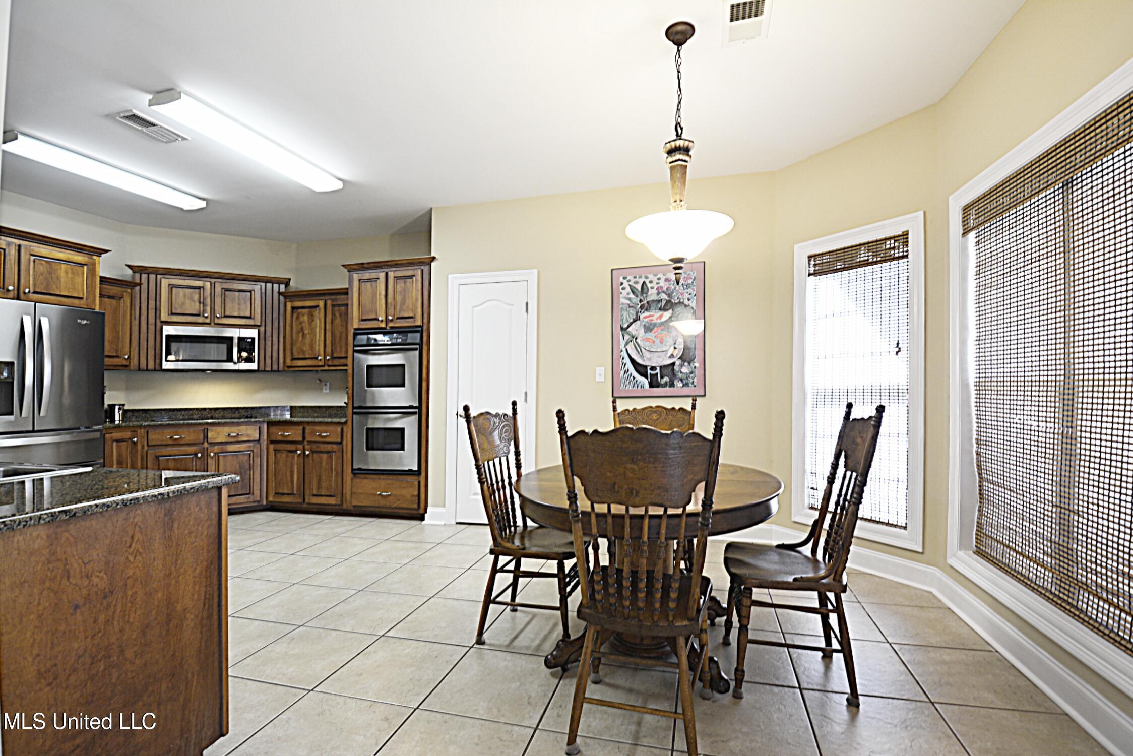 4051 Misty Oaks Lane Nesbit, MS 38651 - Photo 17 of 39 Breakfast and Kitchen