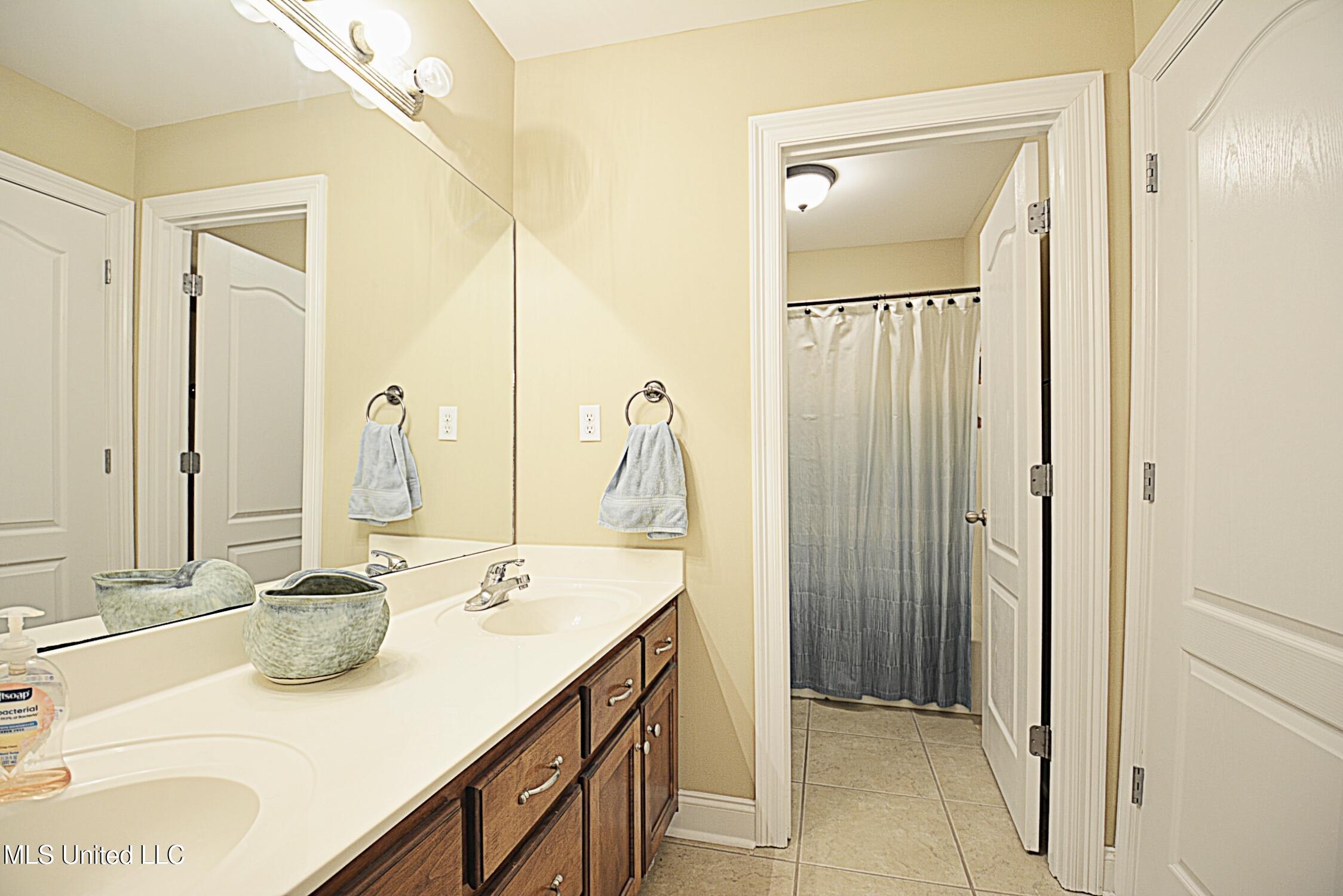 4051 Misty Oaks Lane Nesbit, MS 38651 - Photo 28 of 39 Bathroom 3 - Upstairs