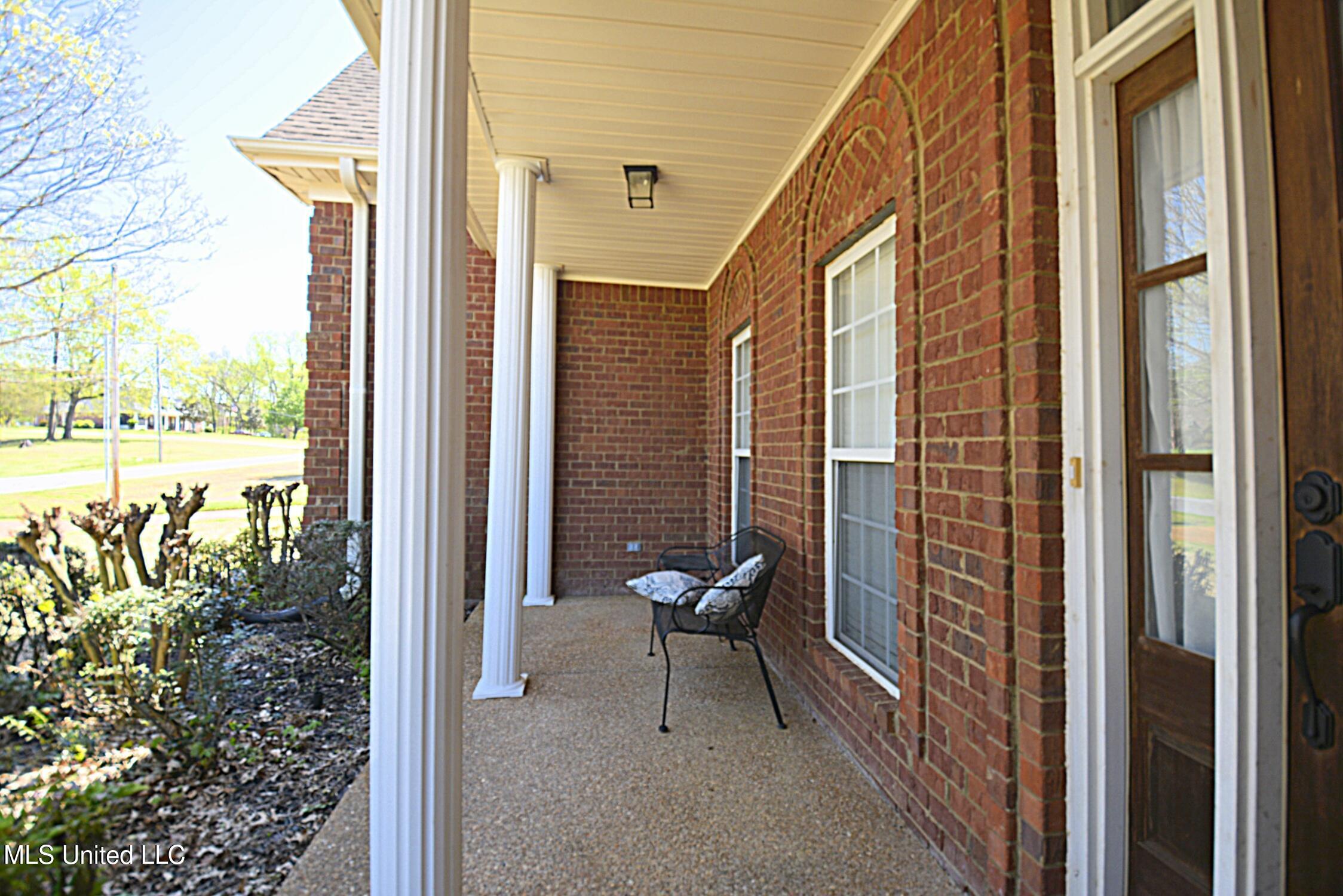 4051 Misty Oaks Lane Nesbit, MS 38651 - Photo 3 of 39 Front Porch