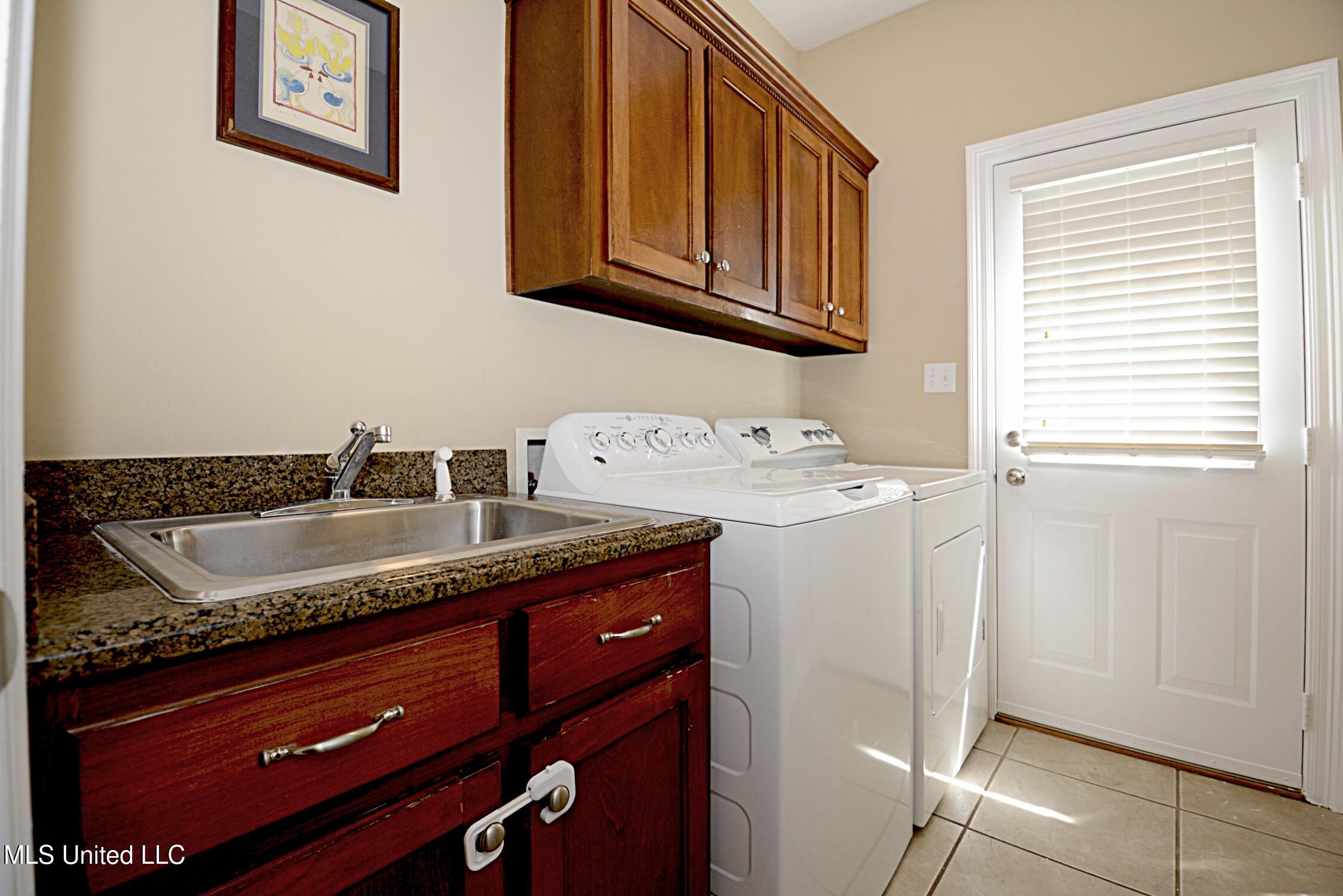 4051 Misty Oaks Lane Nesbit, MS 38651 - Photo 33 of 39 Laundry