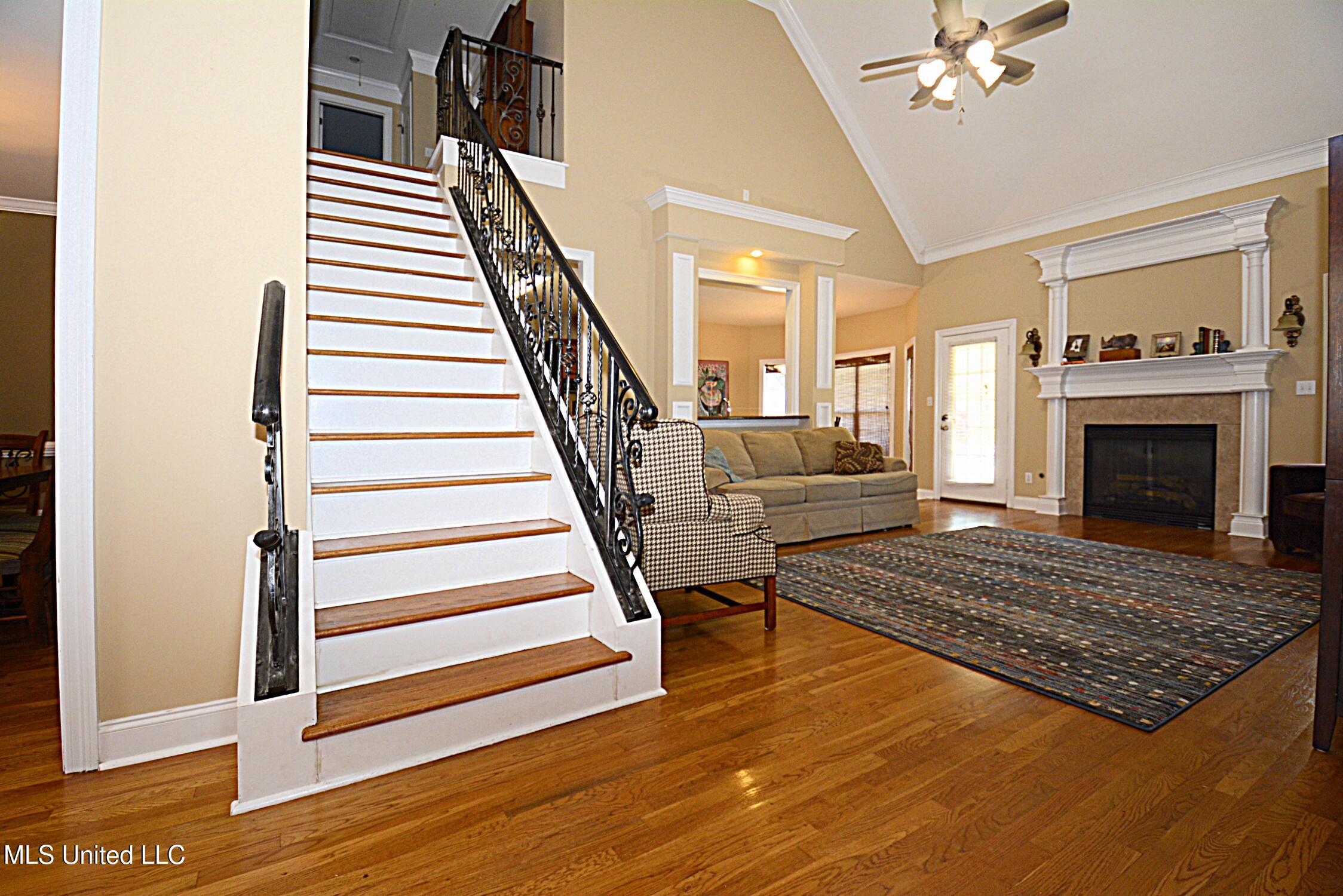4051 Misty Oaks Lane Nesbit, MS 38651 - Photo 8 of 39 Stairwell