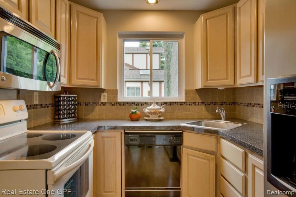 321 Ridge Road Grosse Pointe, MI 48236 - Photo 9 of 25 9 321 Ridge Rd Grosse Pointe MI-large-007-321 Ridge Rd7FULL-1500x1000-72dpi.jpg