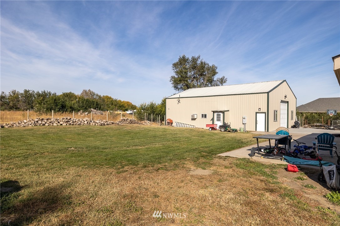 33408 South Haney Road Kennewick, WA 99337 - Photo 22 of 28 a view of a lake with houses