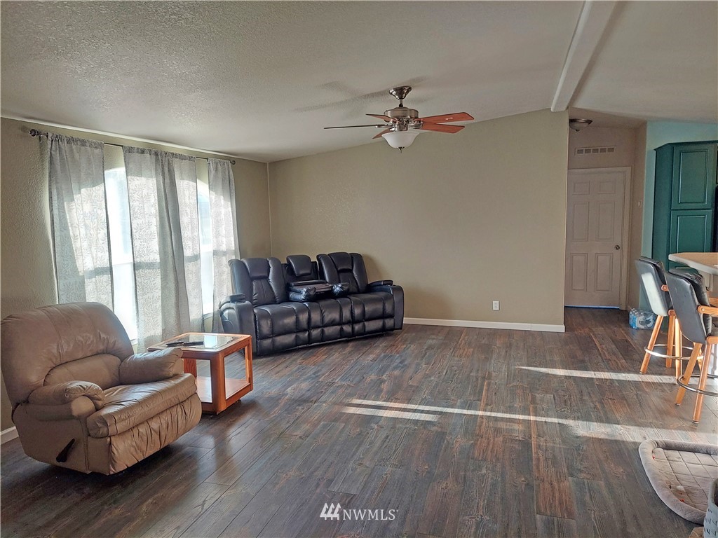 33408 South Haney Road Kennewick, WA 99337 - Photo 8 of 28 a living room with furniture and a large window