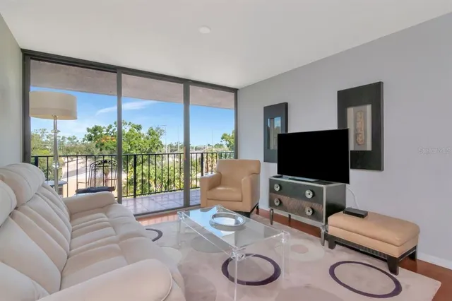 $359,000 | 3211 West Swann Avenue, Unit 410, Tampa, FL 33609