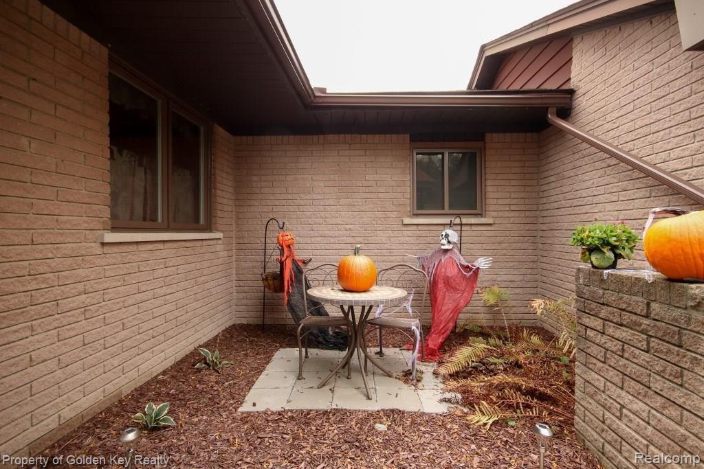 18634 Gill Road Livonia, MI 48152 - Photo 12 of 43 IMG_1427 (Custom).jpg