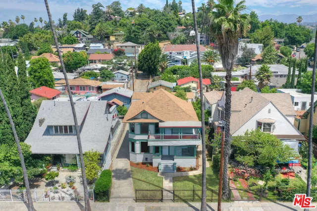 a view of multiple houses with a yard