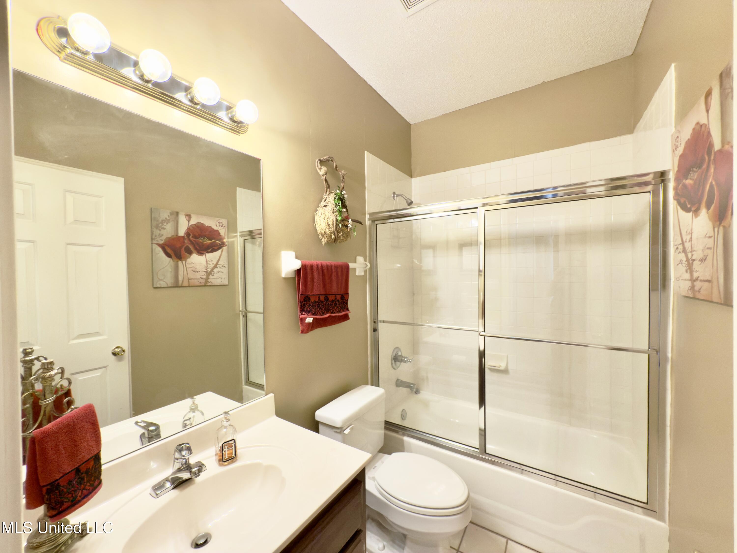 19 Peel Lane Holly Springs, MS 38635 - Photo 18 of 27 Full Bathroom