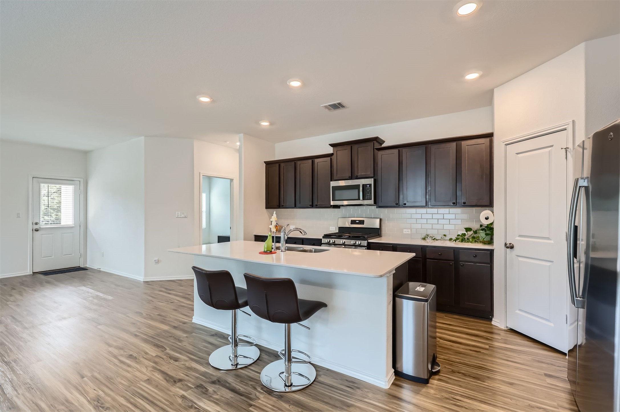 1632 Woolsey Way Leander, TX 78641 - Photo 7 of 29 Counter height eating area.
