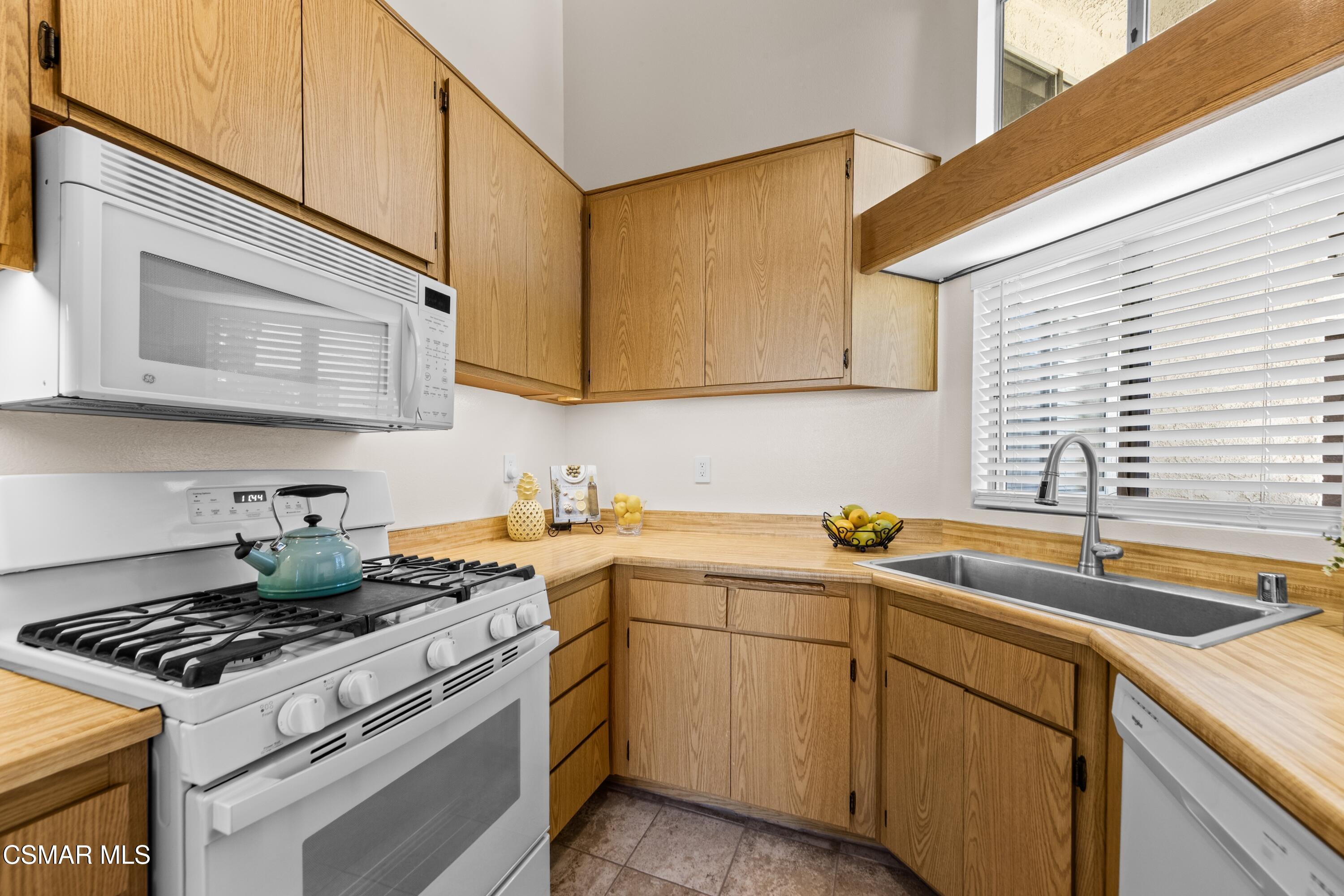 1736 Sinaloa Road, Unit 427 Simi Valley, CA 93065 - Photo 17 of 62 kitchen3