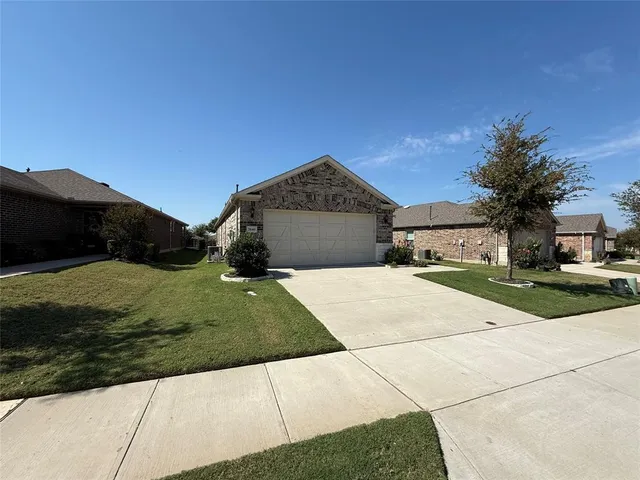 $1,975 | 7640 Parade Drive, Aubrey, TX 76227