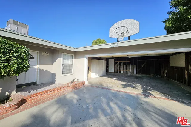 a view of a livingroom with fireplace and furniture