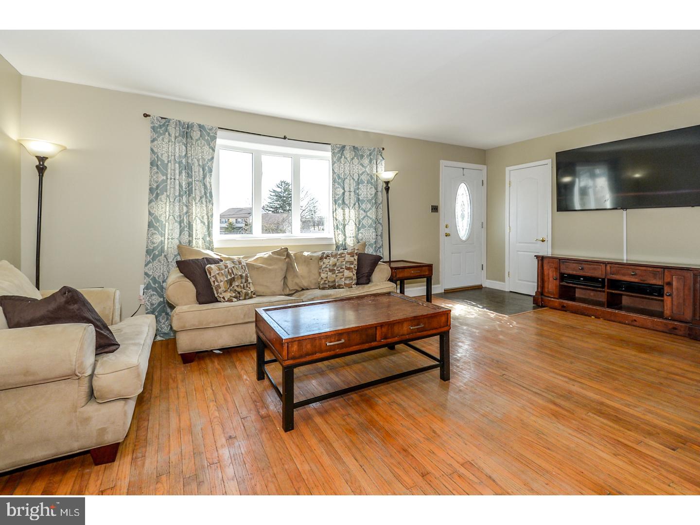919 Hilltop Road Warminster, PA 18974 - Photo 2 of 25 Living Room