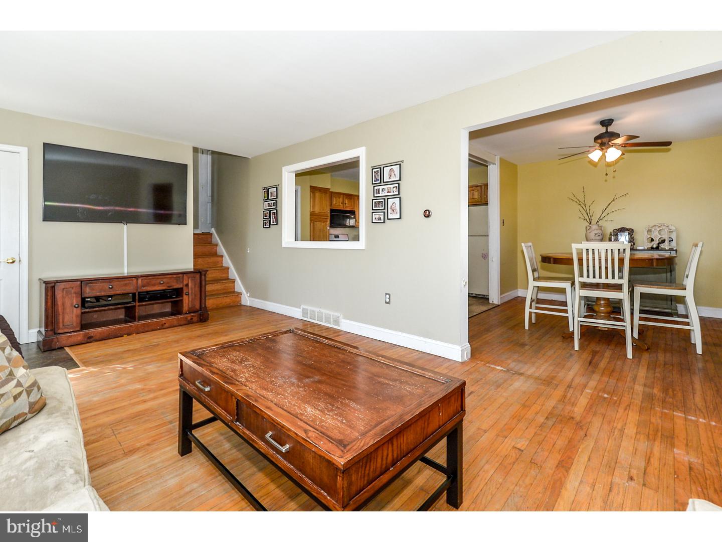 919 Hilltop Road Warminster, PA 18974 - Photo 3 of 25 Living Room