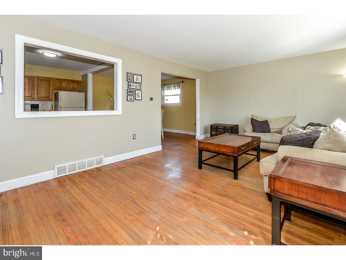 919 Hilltop Road Warminster, PA 18974 - Photo 4 of 25 Living Room