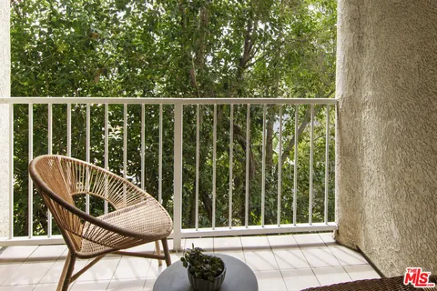 $949,000 | 4003 Sunset Drive, Unit 8, Los Angeles, CA 90027